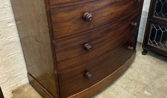 Bowfront Victorian 4 draw draw chest of drawers.